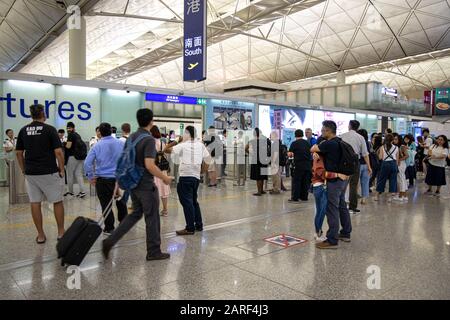 Lantau, Hongkong - 18. September 2019: Abflüge zum internationalen Flughafen Hongkong Stockfoto