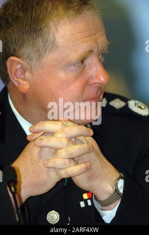 Der Kommissar der Metropolitan Police Sir Ian Blair und der stellvertretende kommissar Paul Stephenson anlässlich einer öffentlichen Sitzung der Metropolitan Police Authority in London im Jahr 2007 nach ihrem privaten Treffen, um einen Streit innerhalb der obersten Führungsebene der Truppe zu diskutieren. Stockfoto