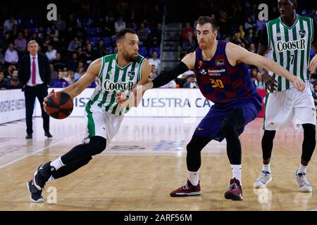 Demitrius Conger von Real Betis und Victor Claver vom FC Barcelona beim Spiel der Liga Endesa zwischen dem FC Barcelona und Real Betis in Palau Blaugrana am 25. Januar 2020 in Barcelona, Spanien (Foto von DAX/ESPA-Images) Stockfoto