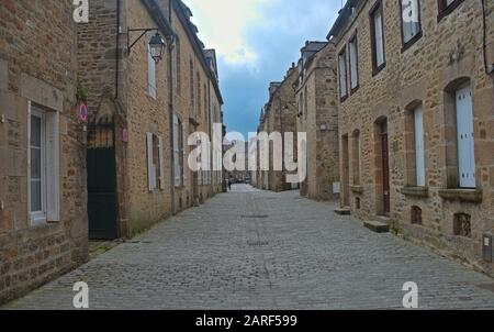 Leere Straße mit traditionellen Steinhäusern in Dinan, Frankreich