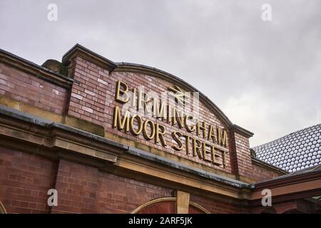 Hinweisschild zum Bahnhof Birmingham Moor Street mit Blick nach oben Stockfoto