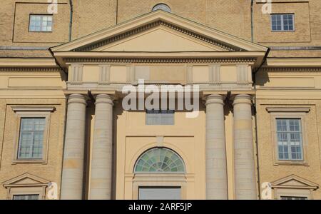 Einen Teil der Fassade des Doms von Gothenburg, auch bekannt als Gustavi Domkyrka und Göteborgs Domkyrka, in der Innenstadt von Gothenburg, Schweden, schließen. Stockfoto