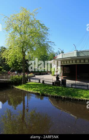 Außerhalb von Lilla Scenen (Polketen) im Hafengebiet (Hamnområdet) im Vergnügungspark Lisenberg in der Stadt Gothenburg, Schweden. Stockfoto