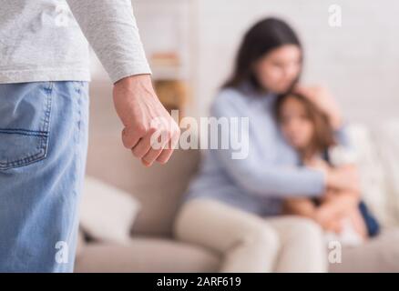 Häuslicher Missbrauch. Erschrockene Frau und kleines Mädchen, die an der Gewalt des Vaters leiden Stockfoto