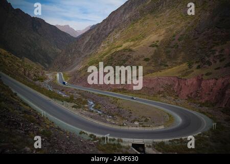 Serpentinenstraße in Too-Ashuu Pass und Kara Balta Fluss und das Tal in Chuy Region Kirgisistan Stockfoto