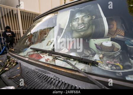 März 2019 in Los Angeles, Kalifornien, Vereinigte Staaten: Ein Porträt von Kobe Bryant in einem Auto bei einer Gedenkfeier in Los Angeles, Kalifornien. Kobe Bryant und seine Tochter Gianna und 7 weitere Menschen starben bei einem Hubschrauberabsturz. (Bild: © Ronen Tivony/SOPA Bilder über ZUMA Draht) Stockfoto