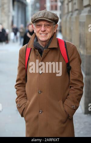 Sir David King, trifft ein, um im Auftrag von Demonstranten, die am 10. Oktober 2019 verhaftet wurden, während einer friedlichen Demonstration vor dem Londoner Magistratsgericht Beweise zu geben - bei der sie sich an die Verbindung zwischen dem DLR-Bahnhof und dem City Airport im Osten Londons klebten. Stockfoto