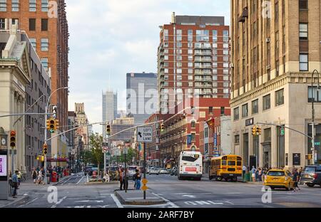 New York, USA - 28. Juni 2018: Geschäftige Eighth Avenue, große Nord-Süd-Allee auf der Westseite Manhattans bei Sonnenuntergang. Stockfoto
