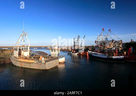 Blick auf die Fischerboote im Brancaster Staithe Quay, North Norfolk, England, Großbritannien Stockfoto