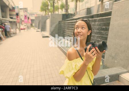 Junge, schöne Touristenfrau, die die Stadt erkundet Stockfoto