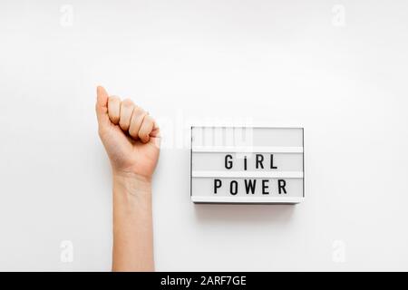 Mädchen macht Text auf dem Leuchtkasten. Draufsicht. Weißer Hintergrund Stockfoto