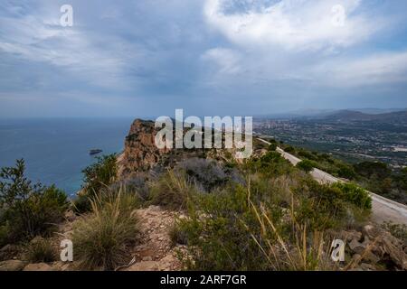 Die Skyline von Benidorm ist von der Bergkuppe der Sierra helada aus zu sehen Stockfoto