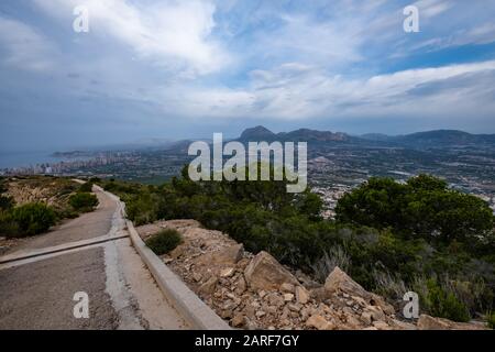 Die Skyline von Benidorm ist von der Bergkuppe der Sierra helada aus zu sehen Stockfoto