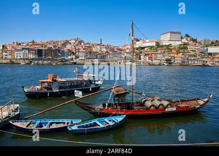 Traditionelle portugiesische Holzfrachtboote, die Portwein, den Fluss Rio Douro, Vila Nova de Gaia, Porto, Portugal transportieren