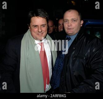 Der umstrittene Historiker David Irving und der BNP-Führer Nick Griffin kommen an Demonstranten vorbei, während er als Gastredner die Sitzung der Oxford Union Debating Society im Jahr 2007 besucht. Stockfoto