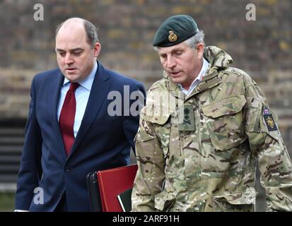 Downing Street, London, Großbritannien. Januar 2020. Regierungsminister treffen auf Platz 10 des nationalen Sicherheitsrates ein. Bild: Ben Wallace, Staatssekretär für Verteidigung, der mit General Sir Nick Carter GCB CBE DSO ADC Gen, Chef des Verteidigungsstabes, eintrifft. Kredit: Malcolm Park/Alamy Live News. Stockfoto