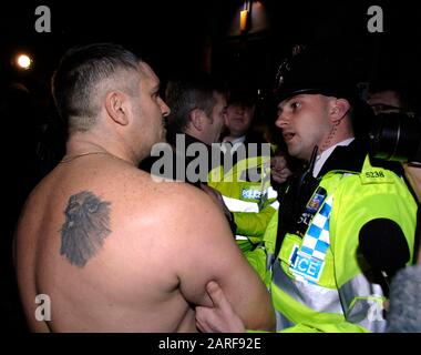 Der umstrittene Historiker David Irving und der BNP-Führer Nick Griffin kommen an Demonstranten vorbei, während er als Gastredner die Sitzung der Oxford Union Debating Society im Jahr 2007 besucht. Stockfoto