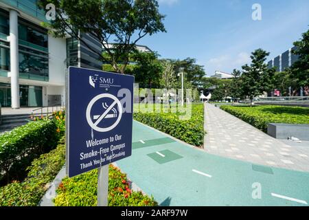 Singapur. Januar 2020. Das Rauchverbot im Park von Li Ka Shing Library Gebäude der Singapore Management University Stockfoto