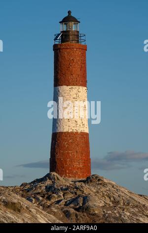 Les Eclaireurs Lighthouse (The Scouts) ein Leuchtturm, der auf der nordostlichsten Insel im Beagle Channel in der Nähe von Ushuaia, Feuerland, Ar steht Stockfoto