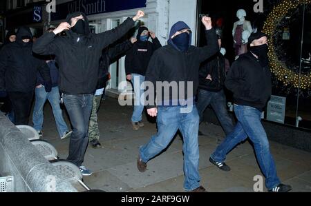 Der umstrittene Historiker David Irving und der BNP-Führer Nick Griffin kommen an Demonstranten vorbei, während er als Gastredner die Sitzung der Oxford Union Debating Society im Jahr 2007 besucht. Stockfoto