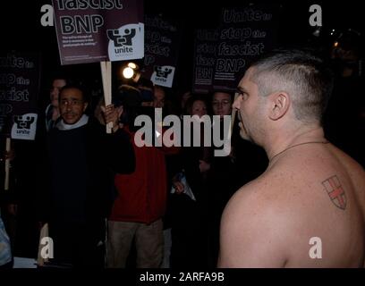 Der umstrittene Historiker David Irving und der BNP-Führer Nick Griffin kommen an Demonstranten vorbei, während er als Gastredner die Sitzung der Oxford Union Debating Society im Jahr 2007 besucht. Stockfoto