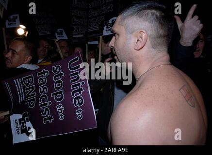 Der umstrittene Historiker David Irving und der BNP-Führer Nick Griffin kommen an Demonstranten vorbei, während er als Gastredner die Sitzung der Oxford Union Debating Society im Jahr 2007 besucht. Stockfoto