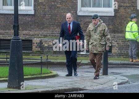 London Großbritannien. Januar 2020. Ben Wallace, Abgeordneter für Verteidigung (L) und General Sir Nick Carter treffen in der Downing Street zu einem nationalen Sicherheitstreffen ein, während der britische Premierminister Boris Johnson ein Treffen veranstaltet, um zu diskutieren, ob der chinesischen Firma Huawei der Vertrag für das 5G-Netzwerk untersagt werden sollte. Credit: Amer ghazzal/Alamy Live News Stockfoto