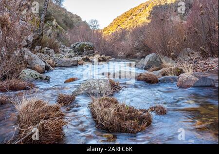 Der Fluss Estena fließt im Winter. Boqueron de Estena Wanderroute im Nationalpark Cabaneros, Spanien.