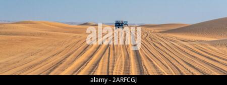 Vintage oben offenen 4x4 Geländewagen in die Wüste in Dubai, Vereinigte Arabische Emirate Stockfoto