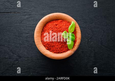 Trockenes rotes Chili. Gewürze - Draufsicht. Auf dem alten Hintergrund. Stockfoto