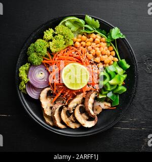 Veganes Frühstück in einer Schüssel mit Pilzen, türkischer Erbse und Gemüse. Draufsicht. Freier Speicherplatz für Ihren Text. Stockfoto