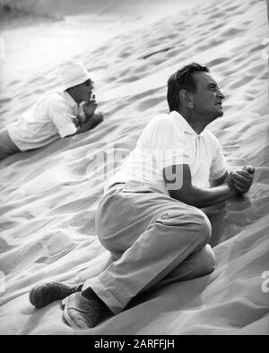 Kameramann FREDDIE YOUNG und Regisseur DAVID LEAN am Set Location Candid in Desert Dreharbeiten LAWRENCE VON ARABIEN 1962 Drehbuch ROBERT BOLT und MICHAEL WILSON Produzent SAM SPIEGEL Horizon Pictures / Columbia Pictures Corporation Stockfoto