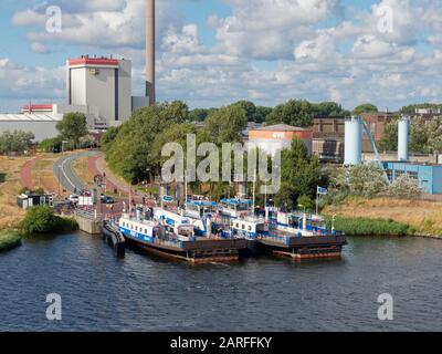 Zwei Kleinwagen- und Passagierferries an einer Kanalübergangsstelle am Nordseekanal, die Passagiere und Fahrzeuge von ihren Decks laden und entladen. Stockfoto