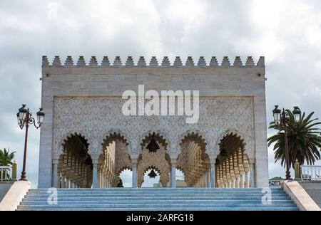 Mausoleum von Mohammed V. Historisches Gebäude auf der gegenüberliegenden Seite des Hassan-Turms auf der Yacoub al Mansour Esplanade in Rabat Marokko. Stockfoto