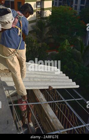 04. Mai 2009 Dachdecker, die Asbestdachplatten auf dem Dach des Hauses installieren. Lok Gram Kalyan Maharashtra Indien Stockfoto