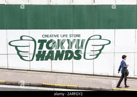 Tokio, JAPAN - 21. JUNI 2016: Ein Richtungsschild für den kultigen Tokyu Hands Store weist auf einen Passanten in Shibuya, Tokio hin. Stockfoto