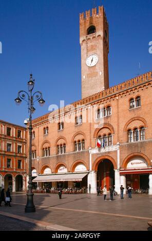 Italien Veneto Treviso Piazza della Signoria - Palazzo della Prefettura mit dem Bürgerturm und dem Palazzo Pretorio. Stockfoto