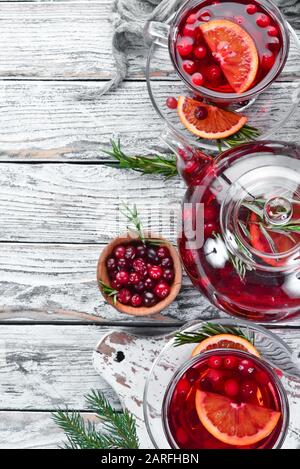 Heißes Getränk aus Preiselbeere und Orange in Tassen. Auf weißem Holzhintergrund. Draufsicht. Freier Speicherplatz für Ihren Text. Stockfoto