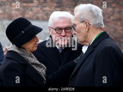 Auschwitz, Polen. Januar 2020. Bundespräsident Frank-Walter Steinmeier (m) und seine Frau Elke Büdenbender (l) sprechen mit Hermann Höllenreiner, Holocaustüberlebender, bei einem Besuch des ehemaligen deutschen NS-Konzentrations- und Vernichtungslagers Auschwitz-Birkenau während des Gedenkens zum 75. Jahrestag der Befreiung. Credit: Britta Pedersen / dpa-Zentralbild / dpa / Alamy Live News Stockfoto