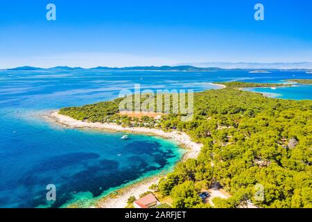 Kroatien, wunderschönes adriatisches Meerparadies, Inselgruppe auf der Insel Dugi Otok in Kroatien, Luftseescape, in der blauen Bucht verankerte Jachten Stockfoto