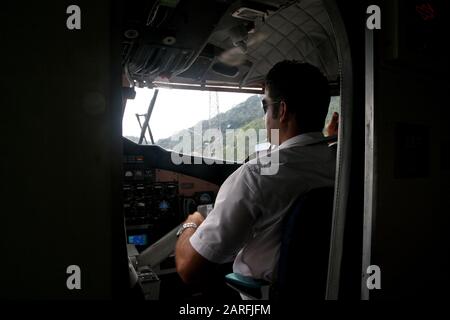 Air seychelles Pilot und Cockpit vor dem Flugzeug, Mahe Airport, Seychellen. Stockfoto