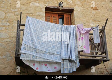 Wäsche zum Trocknen auf dem Balkon hängen. Stockfoto
