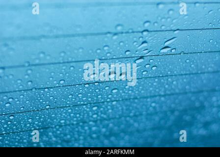 Wassertropfen auf Fenster Stockfoto