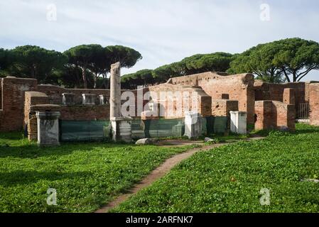 Rom. Italien. Ostia Antica. Caserma dei Vigili (Kaserne der Feuerwehr). Das Augusteum (Schrein des Kaiserkults). Regio II Stockfoto