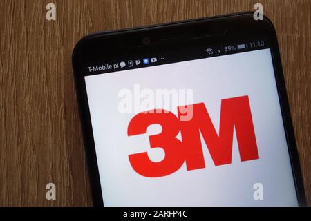 Das 3M-Logo wird auf einem modernen Smartphone angezeigt Stockfoto