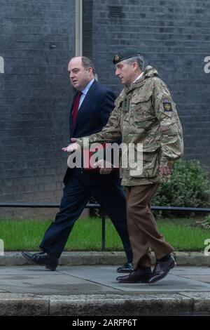 London Großbritannien. Januar 2020. Ben Wallace, Abgeordneter für Verteidigung (L) und General Sir Nick Carter treffen in der Downing Street zu einem nationalen Sicherheitstreffen ein, während der britische Premierminister Boris Johnson ein Treffen veranstaltet, um zu diskutieren, ob der chinesischen Firma Huawei der Vertrag für das 5G-Netzwerk untersagt werden sollte. Credit: Amer ghazzal/Alamy Live News Stockfoto