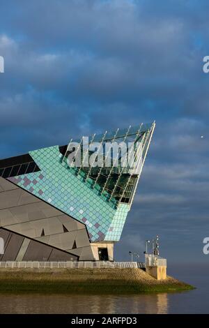 Gezeigt wird Das Deep Aquarium in Kingston Upon Hull. Die preisgekrönte Touristenattraktion von Hull mit 5.000 Tieren, die gegen einen bewölkten Himmel auf Dem Humber gezeigt wurden Stockfoto