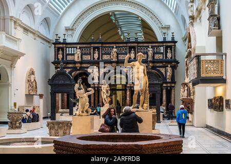 V&A London - Victoria and Albert Museum London, Die Medieval & Renaissance Galleries. Stockfoto