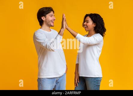 White Guy Und Black Girl Geben Sich Gegenseitig High-Five Stockfoto