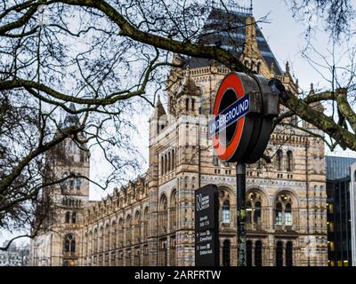 Natural History Museum London in South Kensington. Architekt Alfred Waterhouse eröffnete im Jahr 1881. Stockfoto